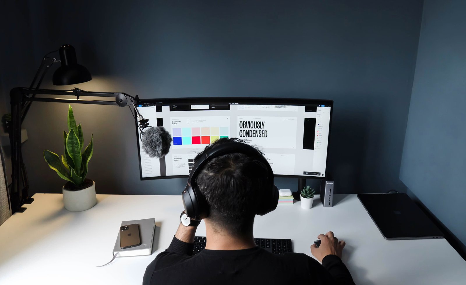 Graphiste travaillant sur une charte graphique